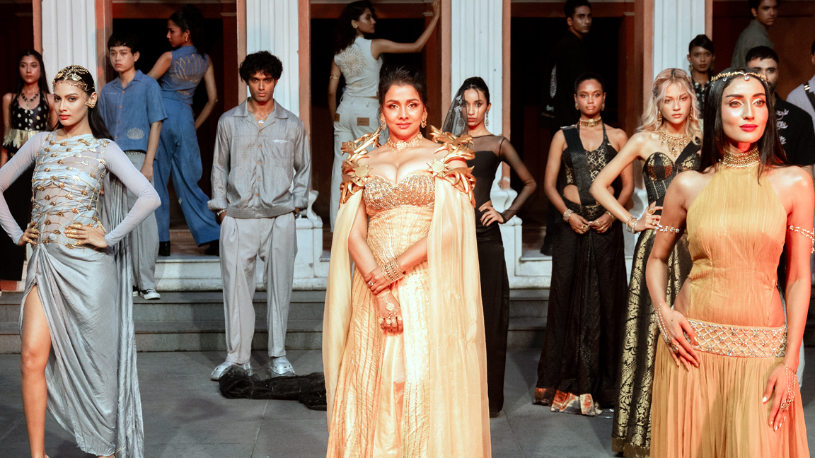 স্টোরি উইভেন ইন গোল্ড