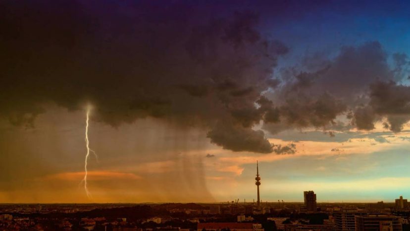 ঝুম বৃষ্টি এলো ঝেঁপে