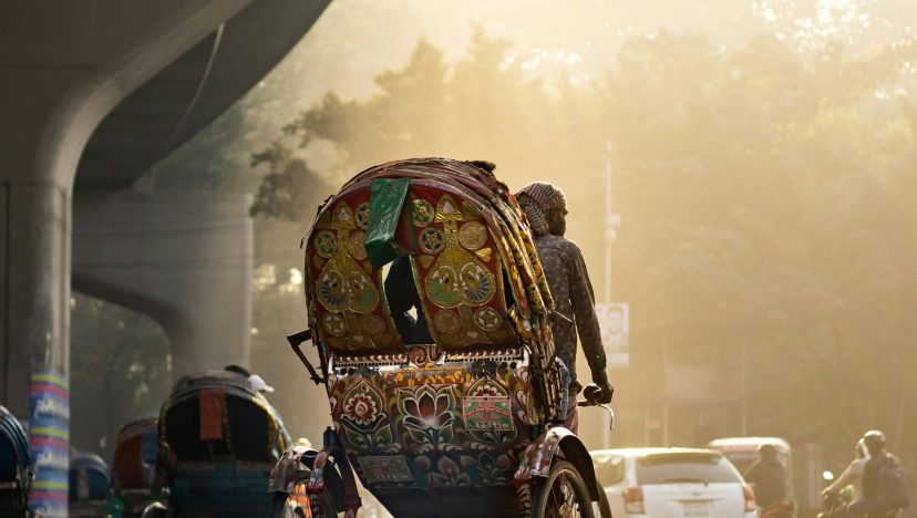রিকশার চাকায় ঘুরে শহর